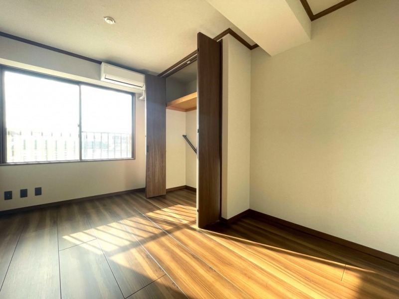 【洋室2:約6.0帖】西向きの陽光が注ぎ、過ぎゆくときをゆったり感じられるお部屋です。クローゼットを備え、シングルベッドとデスクのどちらも置ける広さがあるので、お子様のお部屋やワークスペース・書斎などに向いています。