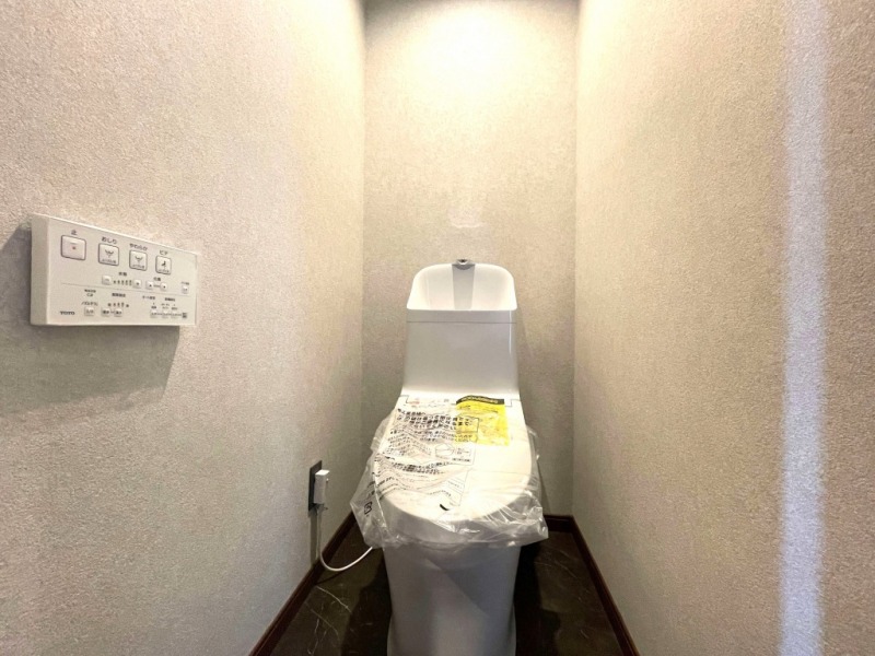【トイレ】すっきりとしたデザインで清潔感があり、落ち着ける空間です。トイレもうれしい洗浄機能付きです。