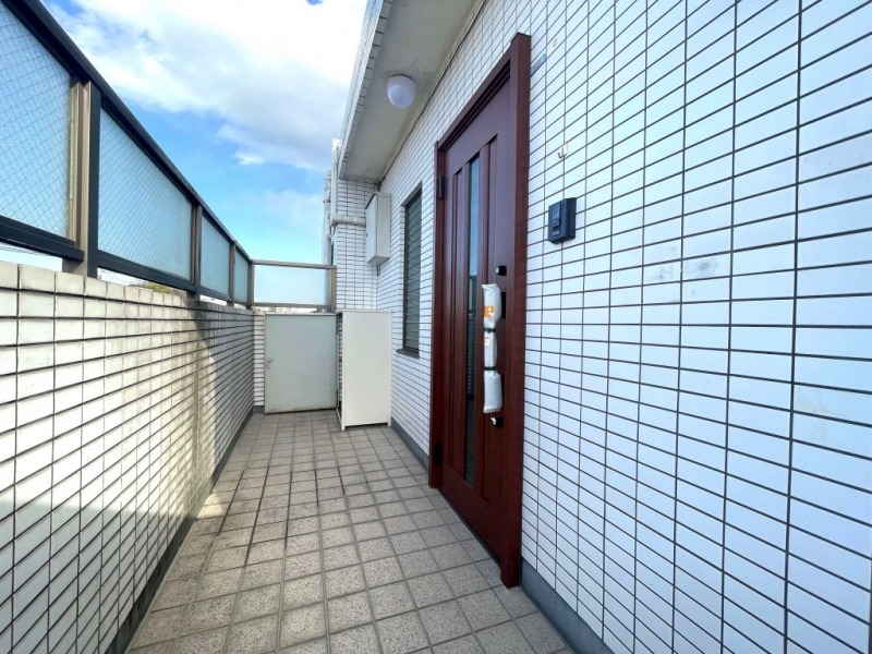 【共用部玄関】玄関は落ち着いた雰囲気です。角住戸につき、玄関前を住人が行き交うことも少なく、プライバシーも確保されやすくなっています。