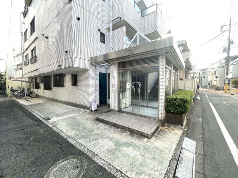 【エントランス】落ち着いたデザインのエントランスです。住まう方や来訪者を穏やかに迎えます。オートロックと防犯カメラで、プライバシーと安全性にも配慮されています。