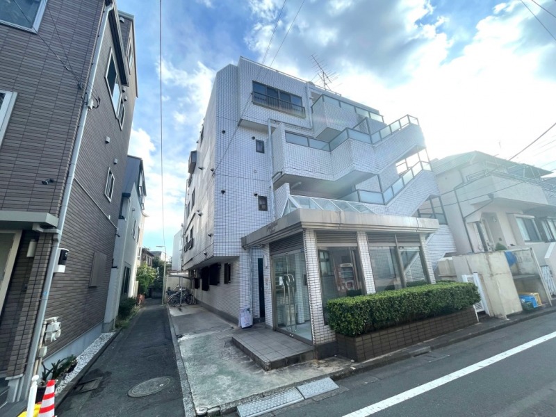 【外観】ホワイトのタイル張りの爽やかな外観で、経年を感じさせにくいデザインが魅力です。1988年9月築、高尾建設施工、地上4階建、総戸数10戸のヴィンテージマンションです。環状7号線から入った静かな住環境です。生活利便性と住みやすさを兼ね備えた立地です。JR京浜東北線「大森」駅を中心に、バス便も豊富な交通環境です。主要幹線道路へのアクセスも良く、車移動にも対応しやすい立地です。周辺にはスーパーやコンビニ、ドラッグストアが点在し、日常の買い物に困りません。公園や教育施設も身近に揃い、幅広い世代に適した住環境です。