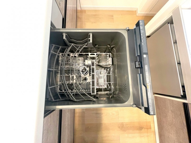 【キッチン：食洗機】ビルトイン食器洗浄乾燥機が付いているので、調理スペースも広く取れて節水効果もあり、家事の負担軽減も期待できます。また上面部に操作ボタンが設置されているタイプで、ラクな姿勢で操作ができます。