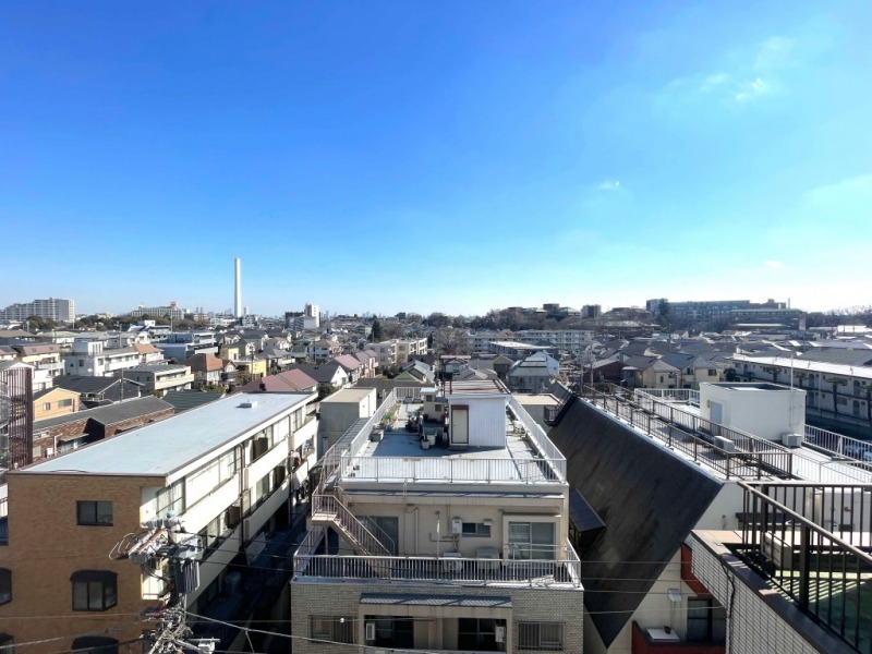 【住戸からの眺望】眼下は道路で、前面の建物まで距離が保たれているので陽光も注ぎ、周辺は低層の建物も多く開放感もあり、広い空も仰げる眺望です。