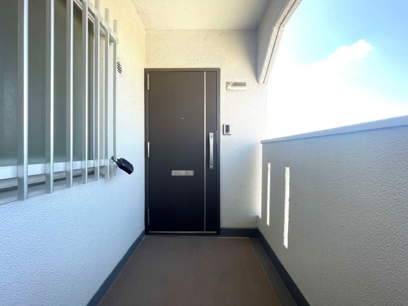 【共用部玄関】角住戸につき、玄関前を住人が行き交うことも少なく、プライバシーも確保されやすくなっています。