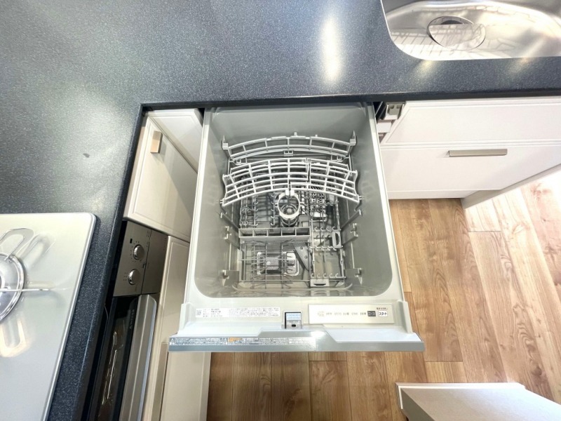 【キッチン:食洗機】ビルトイン食器洗浄乾燥機が付いているので、調理スペースも広く取れて節水効果もあり、家事の負担軽減も期待できます。また上面部に操作ボタンが設置されているタイプで、ラクな姿勢で操作ができます。