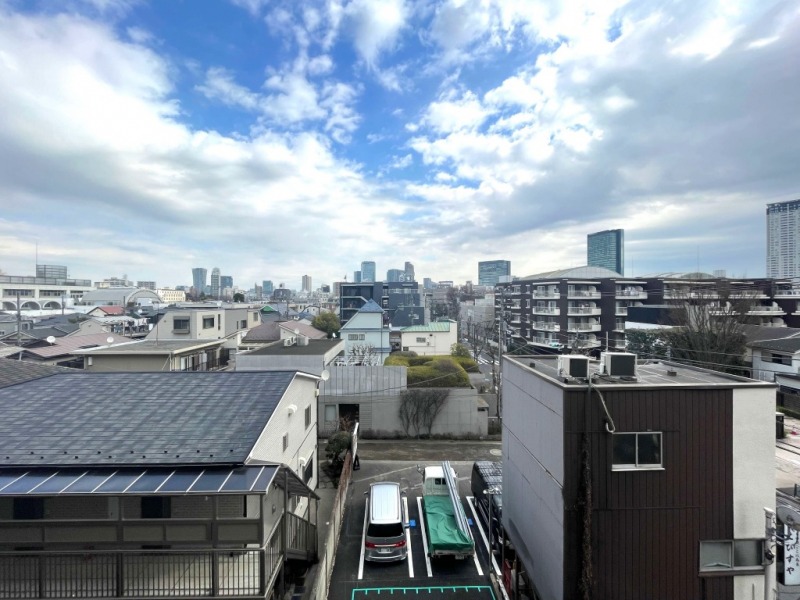 【住戸からの眺望】広い空のブルーと点在するグリーンのコントラストが美しい眺望です。