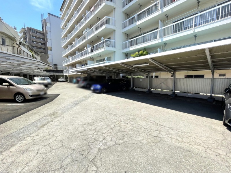 【駐車場】平置き駐車場で入出庫しやすく、屋根付きで雨天時も濡れずに乗り降りでき、天候による汚れや日焼けなどからも大切なお車を守ります。