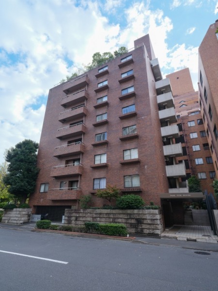 【外観】落ち着いたブラウンタイルと重厚感のある佇まいが印象的な外観です。一番町の街並みに調和しつつ、品格を感じさせます。1973年築、竹中工務店施工、三井不動産旧分譲の地下1階地上14階建、総戸数41戸のヴィンテージマンションです。オートロックなどの基本的なセキュリティに配慮され、不在時に便利な宅配ボックスも備えています。皇居に寄り添う一番町エリアならではの、緑と静けさに包まれた上質な住宅地に立地しています。東京メトロ半蔵門線「半蔵門」駅をはじめ、複数路線が利用可能な立地です。大手町・永田町・渋谷方面へもスムーズにアクセスでき、通勤・通学はもちろん、都心主要エリアへの移動も快適です。周辺にはスーパーや飲食店、医療施設が点在し、日常生活の利便性が整っています。教育環境にも恵まれ、皇居や北の丸公園など豊かな緑を身近に楽しめます。