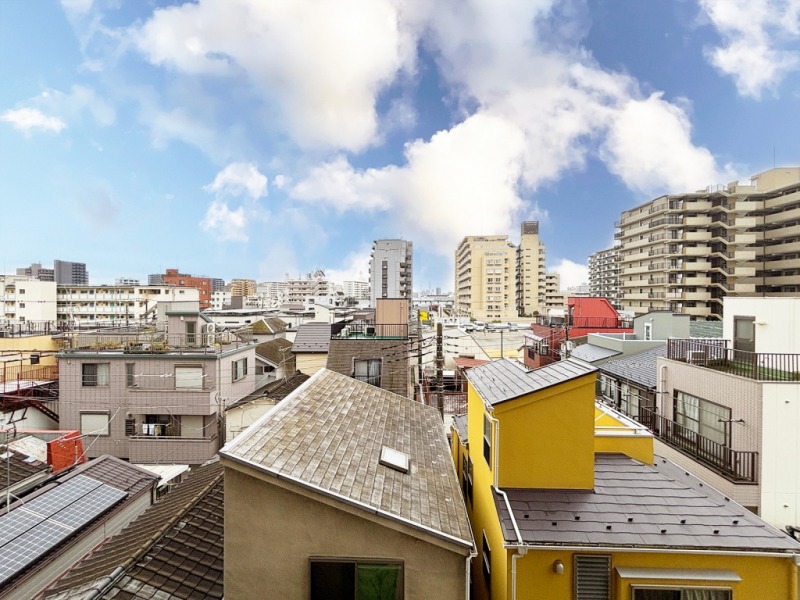 【住戸からの眺望】周囲は低層の建物が多く開放感があり、広い空も仰げる爽快な眺望です。