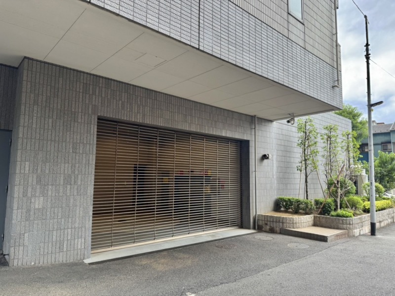 【駐車場】ゲート付き屋内駐車場でセキュリティーにも配慮され、天候による汚れや日焼けなどから大切なお車を守ります。