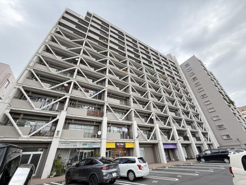 【外観】落ち着いたベージュの存在感大の外観です。1972年3月築、木田建業施工/旧分譲の地上13階建、総戸数139戸のヴィンテージマンションです。東急東横線「学芸大学」駅、東急田園都市線「駒沢大学」駅が利用可能です。渋谷方面へのアクセスが良好で、都心主要エリアへもスムーズに移動できます。環状7号線にも出やすく車での移動も便利な立地です。スーパーやドラッグストア、飲食店が揃い日常利便性が高い環境です。駒沢オリンピック公園も生活圏で、自然を身近に感じられます。学芸大学駅前の商店街や生活施設が利用でき、買い物環境が充実しています。周辺には公園や教育施設も点在し、落ち着いた暮らしが叶います。