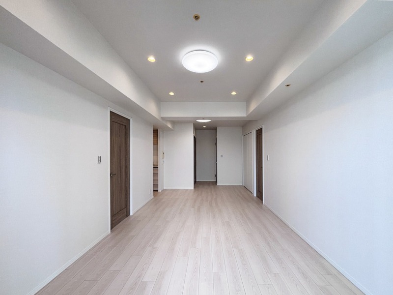 【LD:約13.0帖】ホワイトを基調とした内装に、木目の美しいフローリングや建具で、木のぬくもりを感じるナチュラルモダンな雰囲気のリビングダイニングとなっています。