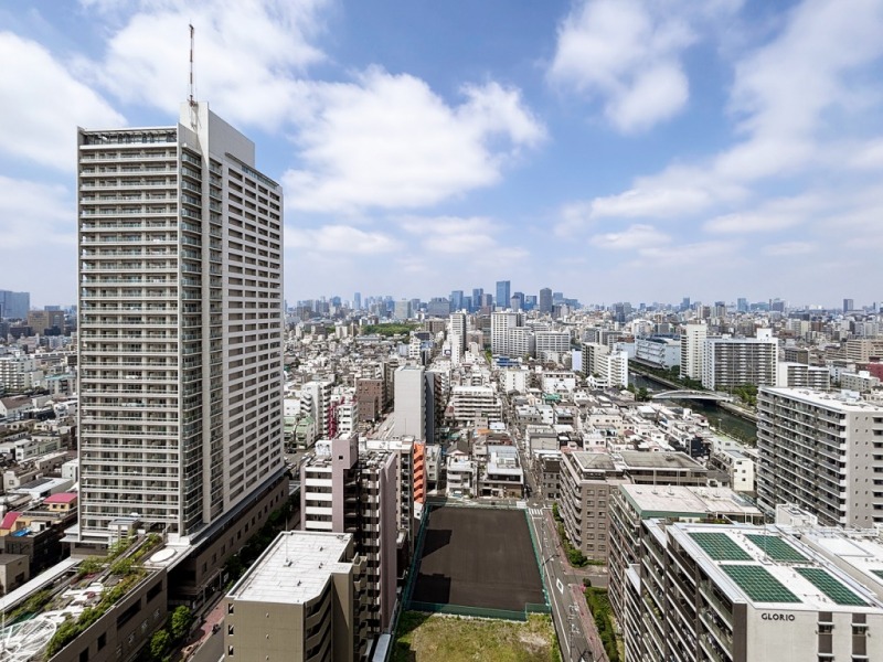 【住戸からの眺望】開放感が溢れ、水辺の潤いと広い空を感じられる爽快な眺望です。東京駅方面の都心部まで一望できます。