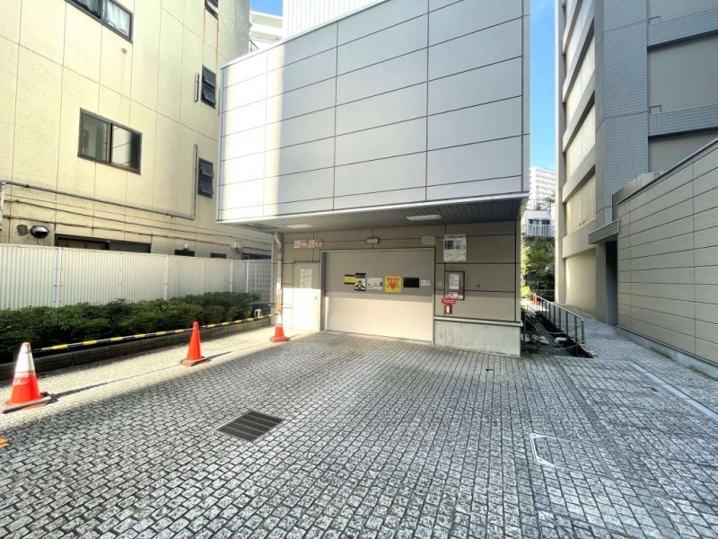 【駐車場】敷地内にあるゲート付きの防犯性が高い機械式駐車場です。