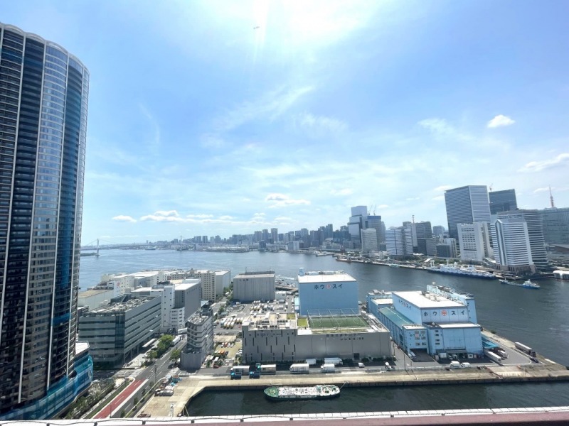 【スカイテラスからの眺望】レインボーブリッジや東京タワーなどをアクセントに都心部や湾岸エリアの爽快な眺望が広がります。
