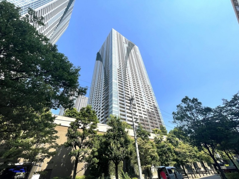 【外観】勝どきのウォーターフロントにそびえるTHE TOKYO TOWERSは、水鳥が羽ばたくようなラインの入ったデザイン性の高いスタイリッシュな外観です。2008年1月築、前田・大成建設共同企業体施工、地下2階地上58階建てのMID TOWERとSEA TOWERの2棟からなる総戸数2797戸(MID TOWER・SEA TOWER合計)の制震構造の超高層大規模ツインタワーレジデンスです。THE TOKYO TOWERS MID TOWER総戸数は1,461戸(うち、分譲住戸が648戸、賃貸住戸が813戸)です。大規模タワーレジデンスの一角で、都心アクセスと臨海の開放感を兼ね備えている点が大きな魅力です。24時間営業のマルエツ、各クリニック、保育所まで完備され、多彩な生活施設が充実しています。「シーサイドアネックス」屋上の「ビューデッキ」からは、「東京湾大華火祭」が鑑賞できます。