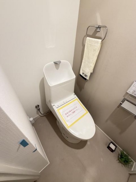 【トイレ】すっきりとしたデザインで清潔感があり、落ち着ける空間です。トイレもうれしいリモコンタイプの洗浄機能付きです。