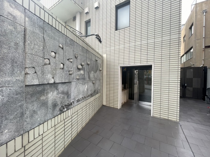 【エントランス】前面道路より奥まった所に位置する、プライバシー性の高く、瀟洒なウォールアプローチのエントランスです。オートロックを備え、防犯面に配慮された安心の仕様です。