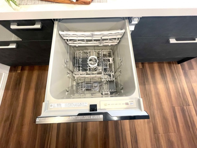 【キッチン:食洗機】ビルトイン食器洗浄乾燥機が付いているので、調理スペースも広く取れて節水効果もあり、家事の負担軽減も期待できます。また上面部に操作ボタンが設置されているタイプで、ラクな姿勢で操作ができます。