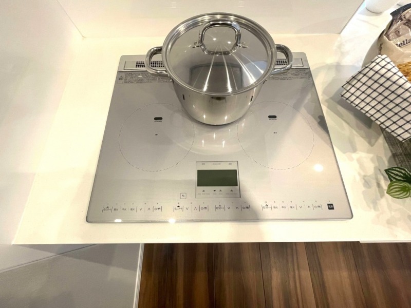 【キッチン:IHコンロ】デザイン性にも優れ安全性も高く、お手入れもしやすい3口のIHクッキングヒーターです。