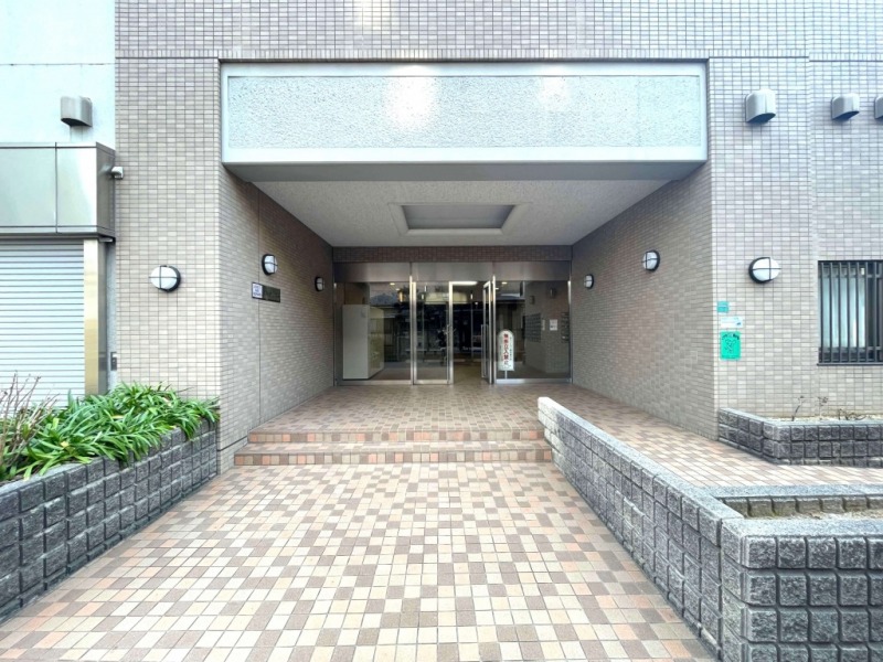 【エントランス】シンプルながら品のある設えが印象的なエントランスです。前面道路より一本入った所に位置する、プライバシー性の高いエントランスです。