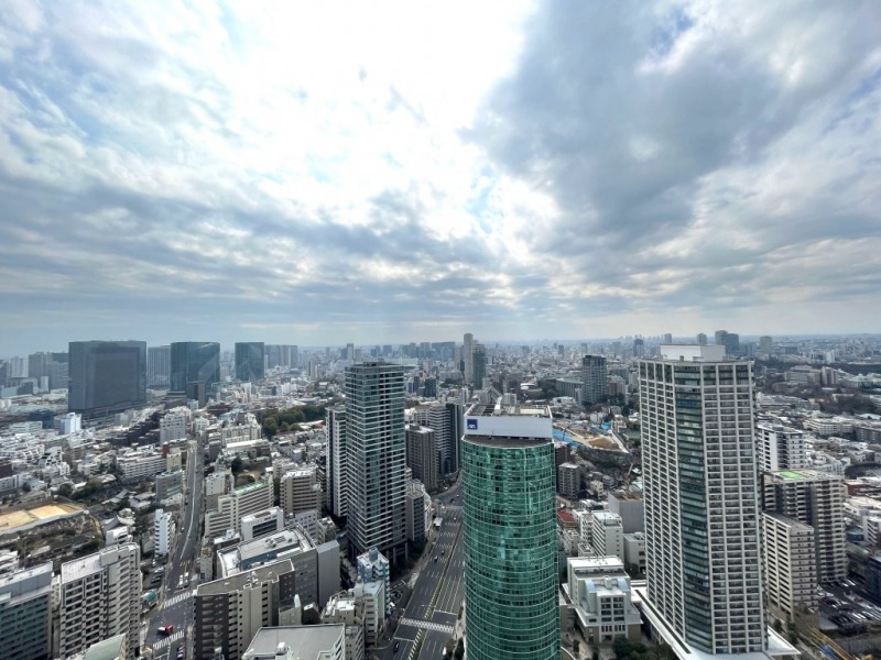 【住戸からの眺望】高層ビルが建ち並ぶ都心部の壮観な景色を手中に収めることができる存分なステータスがあります。夜には、一面に広がる都心の明かりがより一層美しく煌びやかな夜景を自邸から堪能できます。