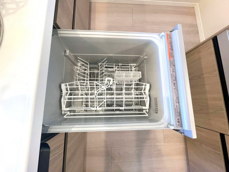 【キッチン:食洗機】ビルトイン食器洗浄乾燥機が付いているので、調理スペースも広く取れて節水効果もあり、家事の負担軽減も期待できます。