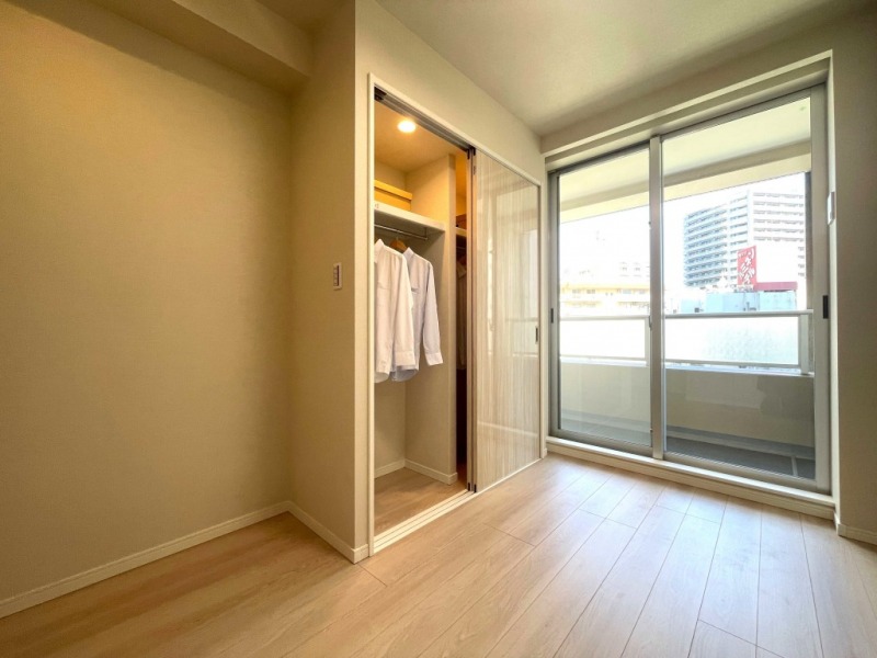 【洋室2:約4.7帖】北東向きの採光があり、引き戸のクローゼットを備えた洋室です。シングルベッドとデスクのどちらも置ける広さがあるので、お子様のお部屋やワークスペース・書斎などに向いています。