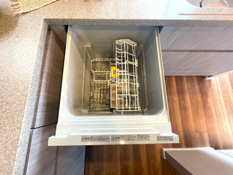 【キッチン：食洗機】ビルトイン食器洗浄乾燥機が付いているので、調理スペースも広く取れて節水効果もあり、家事の負担軽減も期待できます。