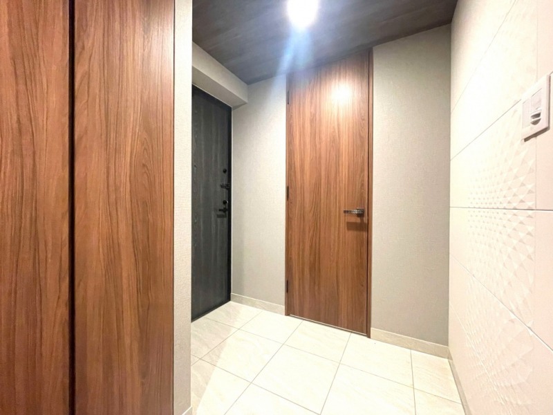 【玄関】玄関は広めにとられており、ウッディな建具の落ち着きのある雰囲気で、玄関横にはシューズインクローゼットを備えています。