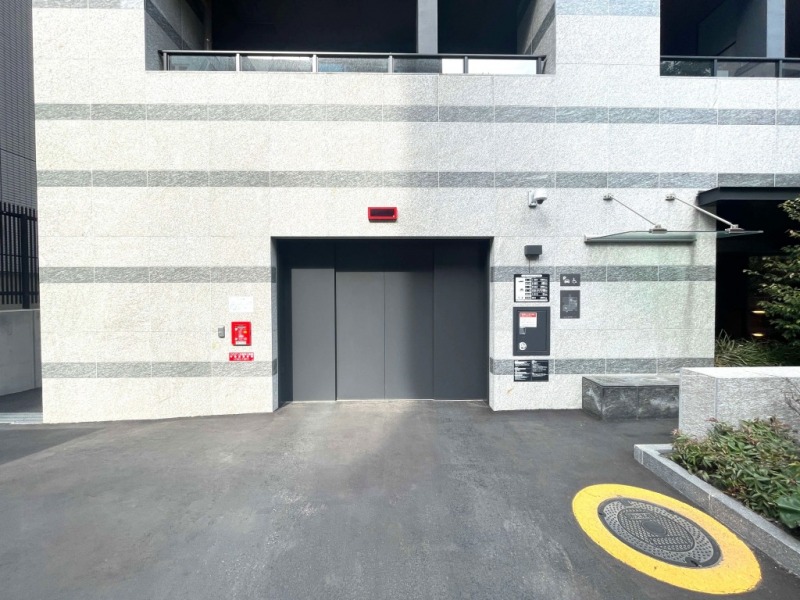 【駐車場】ゲート付き屋内駐車場でセキュリティーにも配慮され、天候による汚れや日焼けなどから大切なお車を守ります。