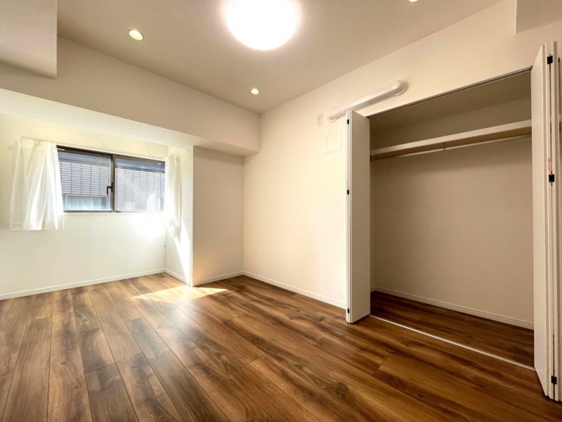 【洋室:約6.5帖】南西向きの採光があり、どの部屋にも行き来しやすい洋室です。キッチンに隣接しつつ独立性もあるこちらのお部屋は、目が届きやすくお子様のお部屋にもおすすめです。