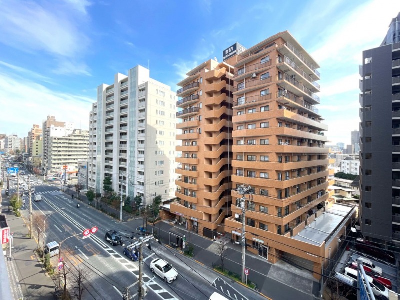【住戸からの眺望】眼下は道路で、前面の建物まで距離が保たれているので陽光も注ぎ、開放感もあり、広い空も仰げる眺望です。