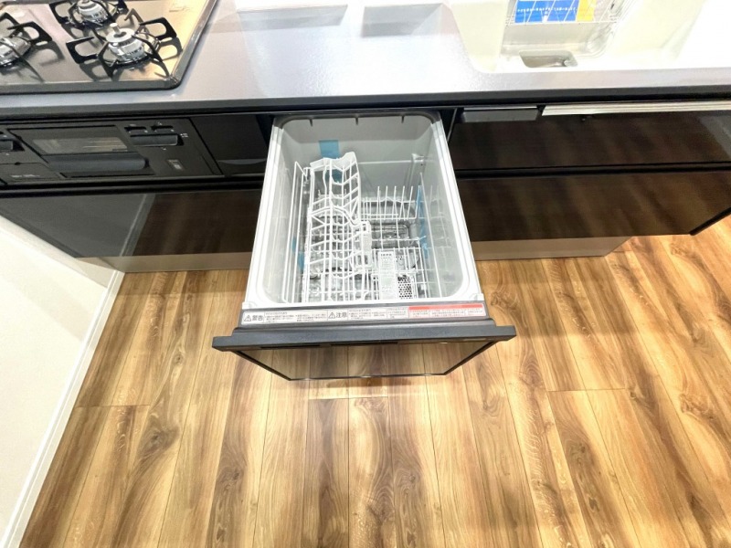 【キッチン:食洗機】ビルトイン食器洗浄乾燥機が付いているので、調理スペースも広く取れて節水効果もあり、家事の負担軽減も期待できます。