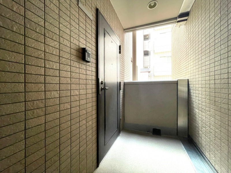 【共用部玄関】角住戸につき、玄関前を住人が行き交うことも少なく、プライバシーも確保されやすくなっています。