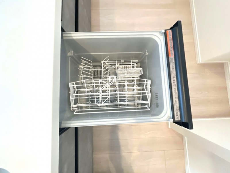 【キッチン:食洗機】ビルトイン食器洗浄乾燥機が付いているので、調理スペースも広く取れて節水効果もあり、家事の負担軽減も期待できます。