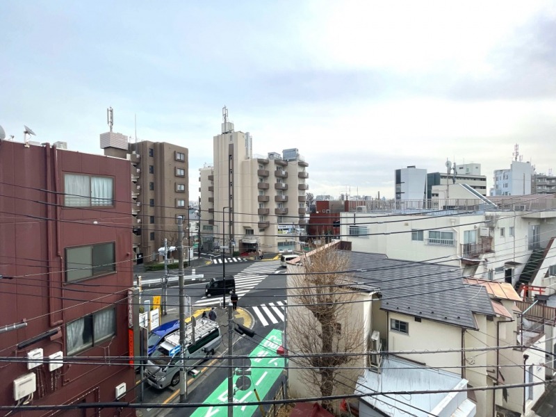 【住戸からの眺望】眼下は道路で、前面の建物まで距離が保たれているので陽光も注ぎ、周辺は高い建物も少なく開放感もあり、広い空も仰げる眺望です。