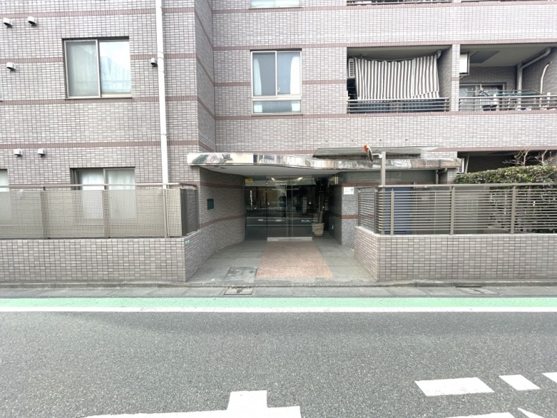 【エントランス】前面道路より奥まった所に位置する、プライバシー性の高い重厚感あるキャノピーのエントランスです。