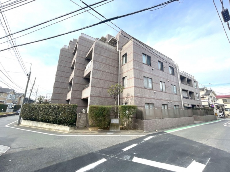 【外観】環状7号線から一本入った閑静な住宅街に佇む、優しい配色のタイル張りの上質感漂う端正なフォルムの外観です。角地に立地し、採光にも恵まれています。1997年8月築、三平建設施工、平和地所旧分譲の地上5階建、総戸数28戸のレジデンスです。西武有楽町線「新桜台」駅至近、さらに西武池袋線「江古田」駅も利用可能です。有楽町線・副都心線直通により池袋・新宿・渋谷方面へスムーズにアクセスできます。環状7号線にも出やすく車での移動も便利な立地です。徒歩5分圏内にスーパーやコンビニ、ドラッグストアが揃い、日常のお買い物に便利です。周辺には公園も点在し、落ち着いた住宅街ならではの穏やかな暮らしを享受できます。