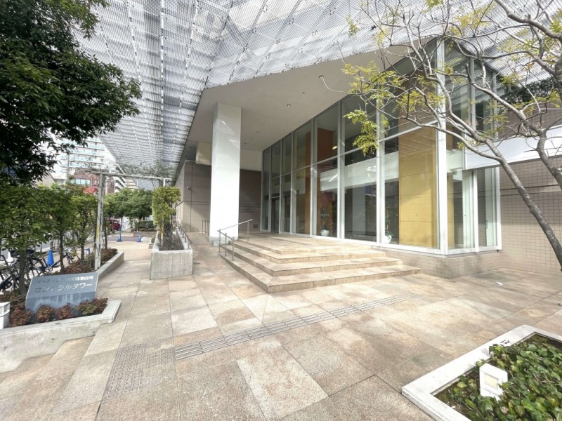 【エントランス】2層吹き抜けの天井高とガラス面を活かした開放感とゆとりあるタワーらしい迎賓空間です。オートロックや防犯カメラを備え、宅配ボックスも設置されています。ラウンジなどの共用空間が整い、日常をサポートするサービス体制も魅力です。