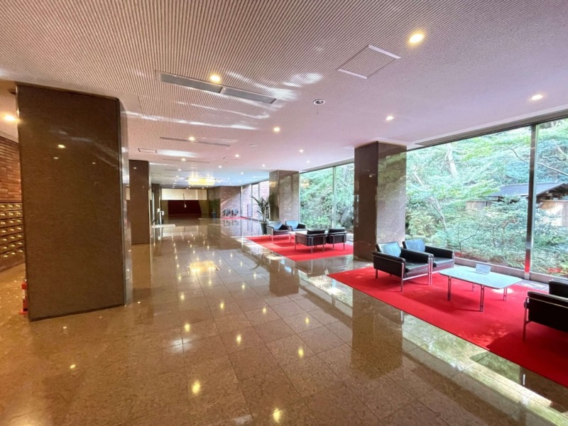 【エントランス】窓一面には四季の移ろいを感じる日本庭園が望め、大理石のフロアにレッドカーペット、シャンデリアなど高級感漂う空間は、由緒ある老舗ホテルの様でもあります。