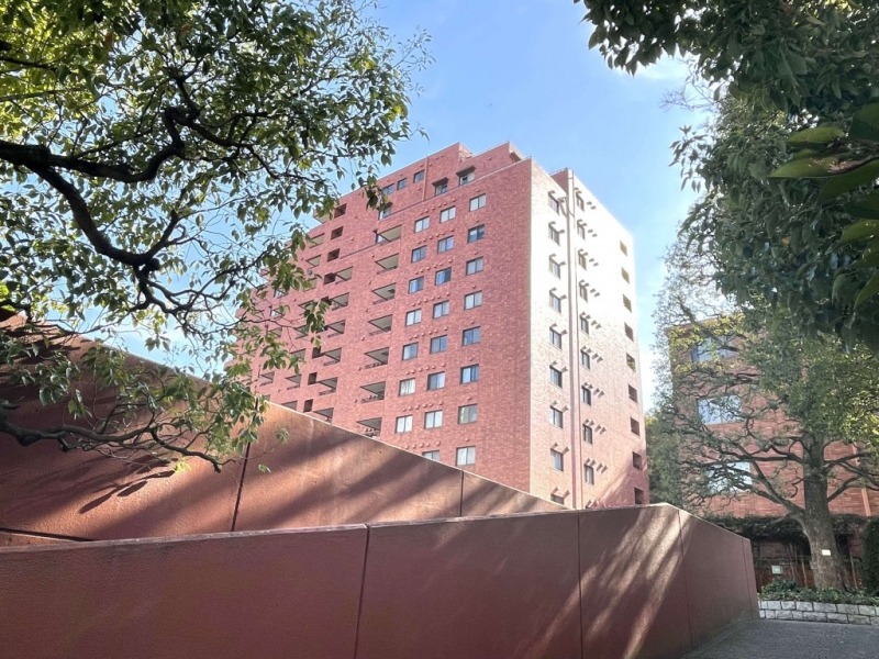 【外観】落ち着いた色調と堂々とした外観が調和し、高輪の街並みにふさわしいクラシカルで上質な風格を備えた外観です。1980年10月築、竹中工務店施工、東高ハウス旧分譲の地下2階付地上14階建て総戸数247戸のヴィンテージマンションです。JR・京急「品川」駅へ徒歩圏で、都心主要エリアへのアクセスが軽快です。新幹線利用にも便利で、空港へもスムーズに移動できます。複数路線が利用可能な、利便性の高い立地です。大型商業施設や飲食店が集まる品川駅周辺が身近で、日常の買い物から外食まで便利に利用できます。周辺には公園や公共施設も点在し、落ち着いた環境と利便性を両立しています。