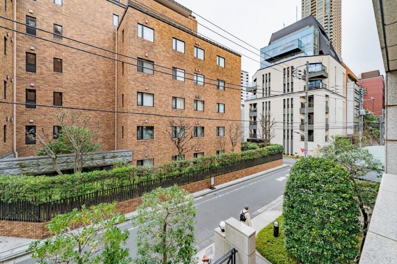 【住戸からの眺望】眼下は道路で、前面の建物まで距離が保たれているので陽光も注ぎ、周辺は整えられた植栽やクラシカルな建物などで、美しい景観が望めます。