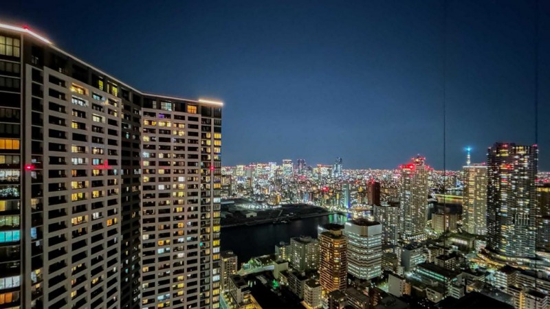 【住戸からの眺望】夜には、一面に広がる都心の明かりがより一層美しく煌びやかで、贅沢な夜景を自邸から堪能できます。こちら側は東京スカイツリーが遠望できます。