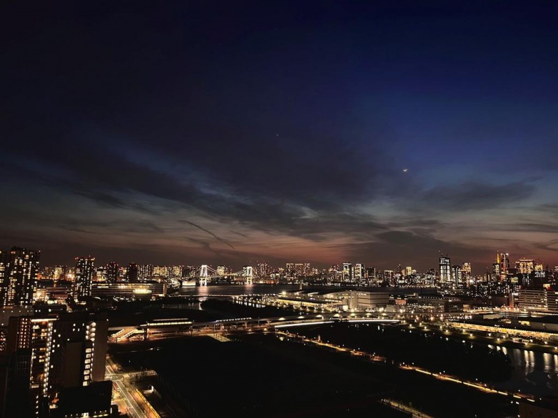 【スカイテラスからの眺望】ベイエリアならではの夜景は、一面に広がる街の明かりが、水面に映り風に揺れ、一層美しく煌びやかな眺望が広がります。レインボーブリッジや東京タワーなど、都心の夜景を一望できます。