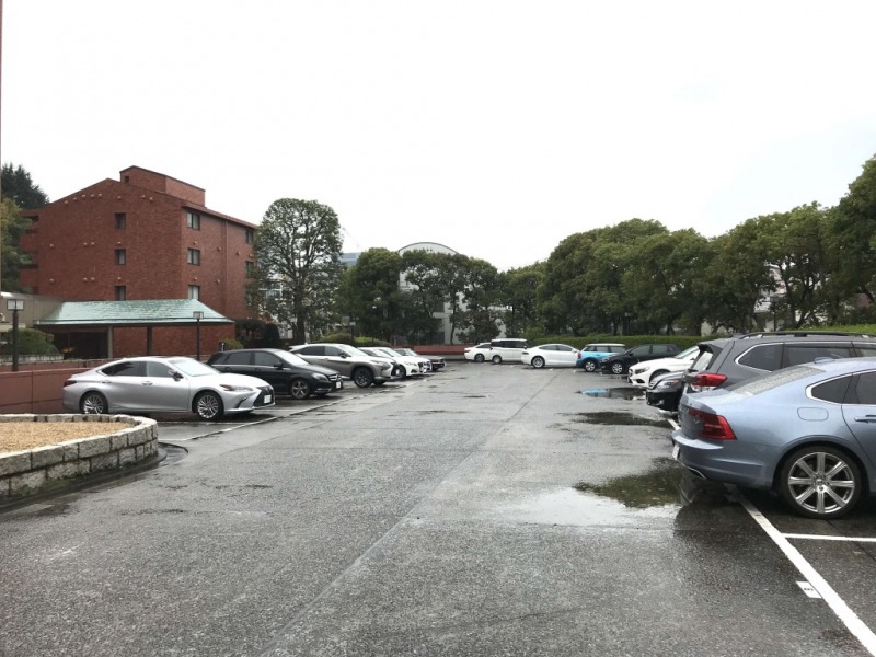 【駐車場】乗り降りや入出庫しやすい敷地内の平置き駐車場です。ハイルーフ車もゆとりを持って駐車する事ができます。