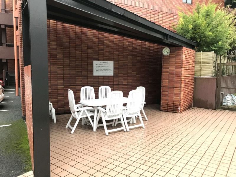 【共用部】敷地の一画には、ほっと一息つけるエリアもありました。