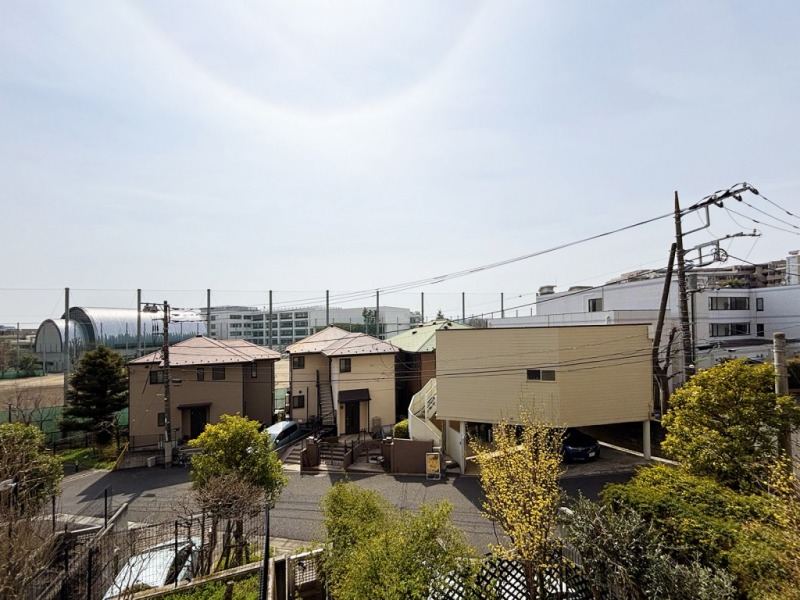 【住戸からの眺望】眼下は道路で、前面の建物まで距離が保たれているので陽光も注ぎ、周辺は低層の建物や緑も多く開放感があり、広い空も仰げる眺望です。
