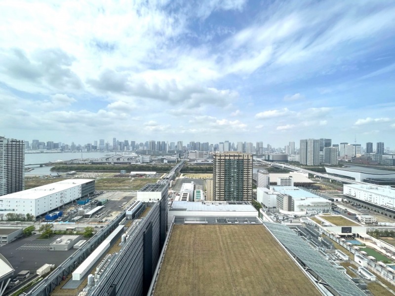 【住戸からの眺望】進化し続ける街並みに、水辺の潤いを感じながら広い空を仰げる、ベイエリア&タワーマンション高層階ならではの爽快感のある特別な眺望です。奥には都心部の高層ビル群が一望できます。