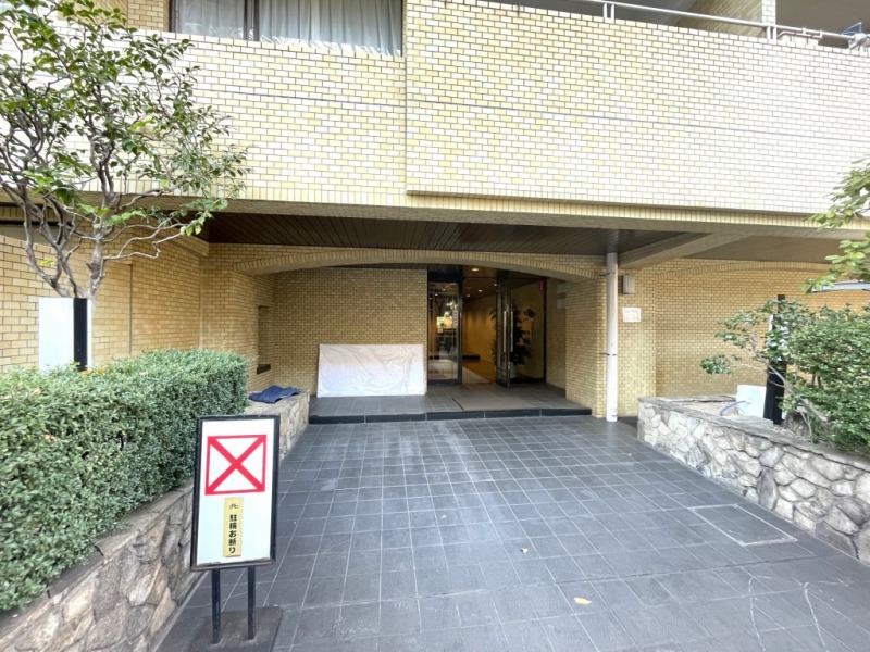 【エントランス】植栽を配した落ち着きあるエントランスアプローチ。前面道路より奥まった所に位置する、プライバシー性の高いエントランスです。オートロックを備え、セキュリティー面に配慮されており、不審者や不要なセールスを防ぎます。